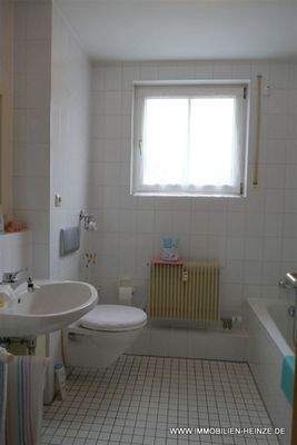 Bad mit Fenster und Badewanne