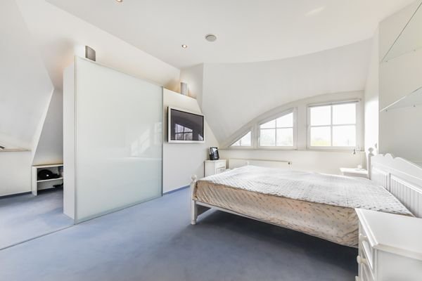Schlafzimmer mit Ankleideraum im OG