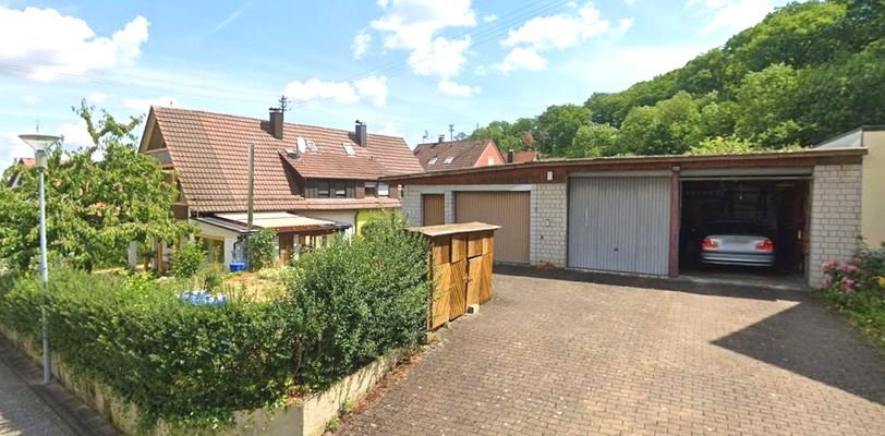 Zufahrt zu Garagen und Stellplätzen