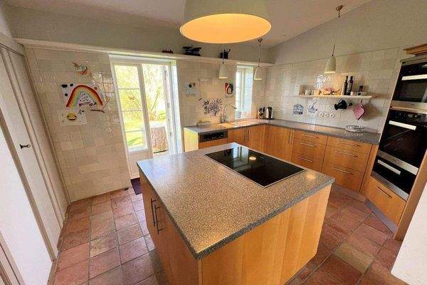 Offene Küche mit Mittelblock (Mühle)