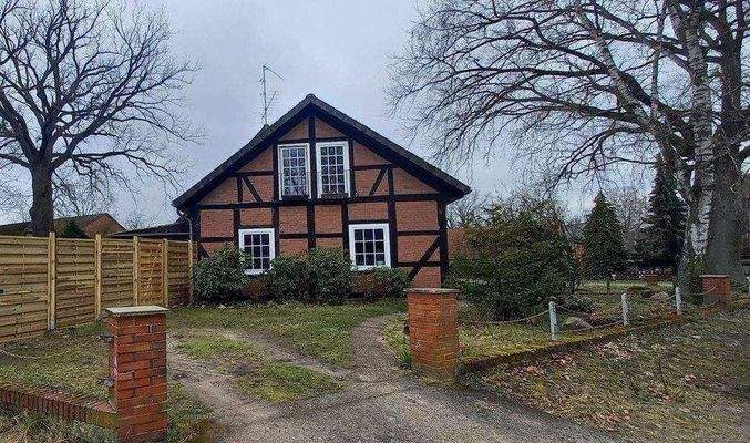 ZUWEGUNG UND STELLPLATZ