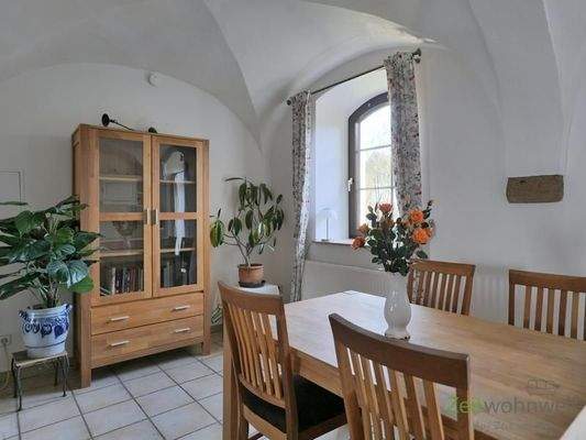 Esstisch und Vitrine