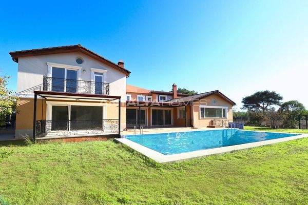 Detached House with Forest Views in Antalya Kepez