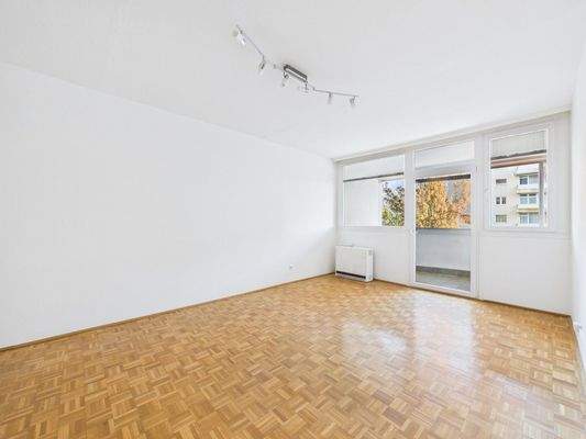 CAM04191G0-PR0070-STILL008