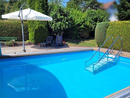 Außenpool im Sommer