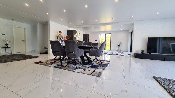 Wohn-Esszimmer mit offener Küche