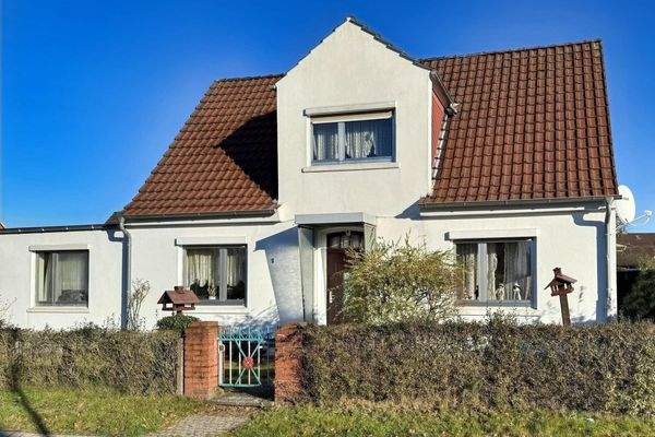 Blick von der Straße zur Voderseite des Hauses