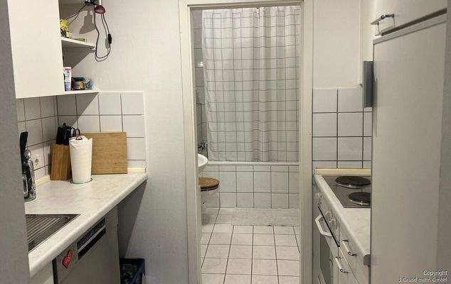 Küche mit Durchgang zum Bad