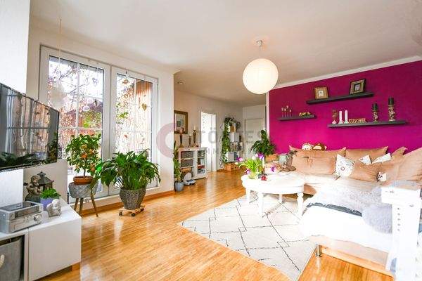 Wohnzimmer mit Zugang zum Balkon