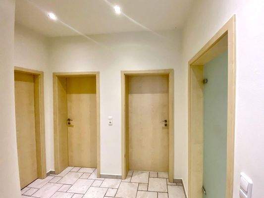 Flur m. Türen zu Bad Kzi + SZ