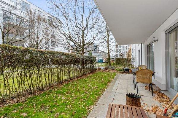 Privatgarten mit großer Terrasse