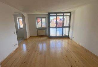Essen/Wohnen mit kleinem Balkon und Küche