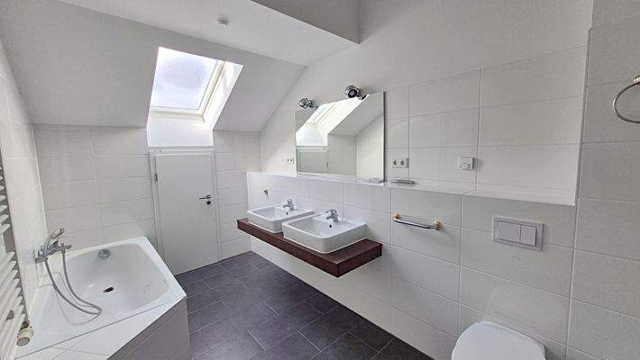 DG Familienbad 2 mit Abstellkammer.jpg