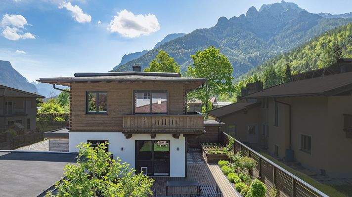KITZIMMO-Exklusive Haushälfte in Ruhelage mit Bergblick kaufen - Immobilien Waidring.