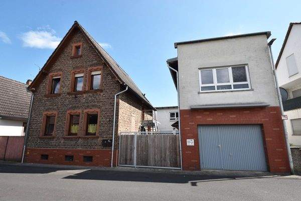 2-Familienhaus + Nebengebäude 1 Wohnung