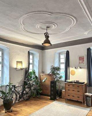 Zimmer mit Deckenstuck und Parkett OG