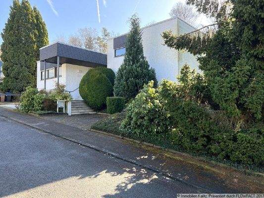 Strassenseite mit Hauszugang