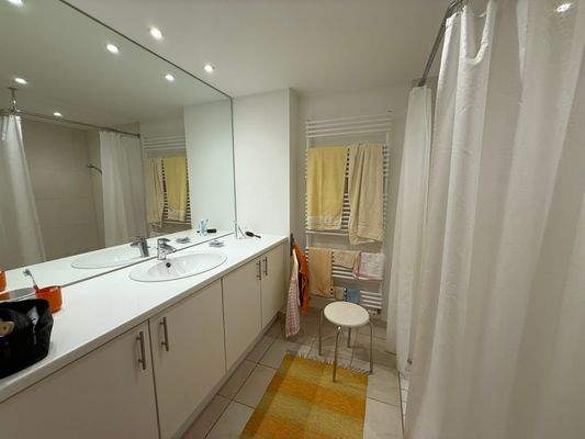 Helles Badezimmer - Ansicht 2