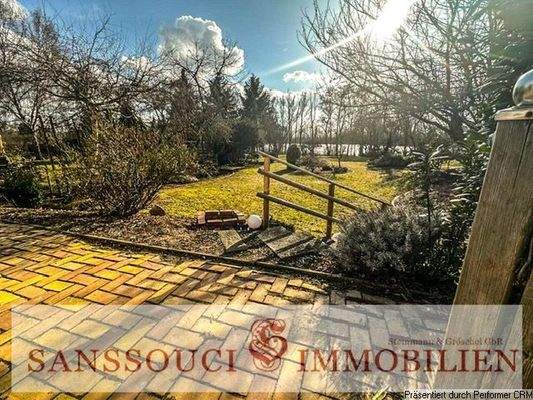 Blick von der Terrasse durch den Garten