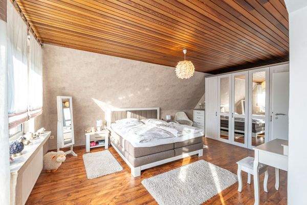 Schlafzimmer mit Ankleidezimmer OG