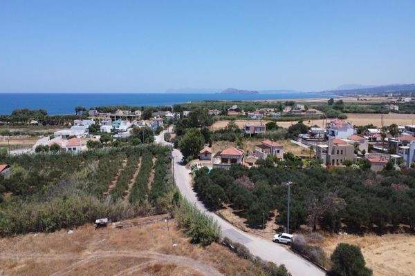 Kreta, Tavronitis: Schönes Grundstück mit Meerblick und hoher Baukapazität zu verkaufen