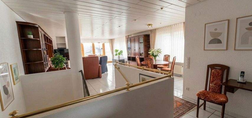 Blick ins EG (vom Eingang aus)