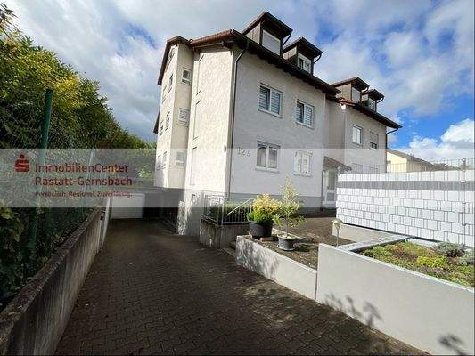 Außenansicht mit Zufahrt in die Tiefgarage