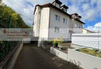 Außenansicht mit Zufahrt in die Tiefgarage