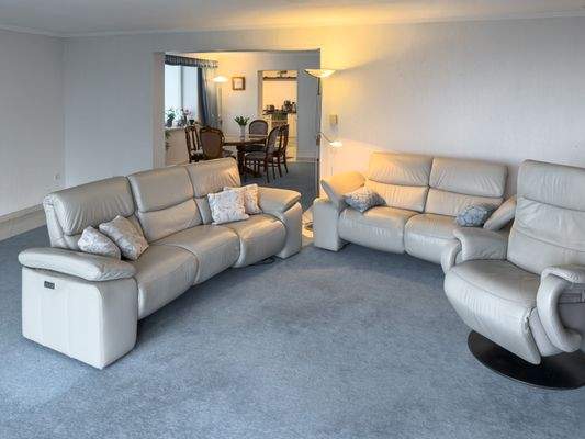 Großes Wohnzimmer mit Durchbruch zum Esszimmer