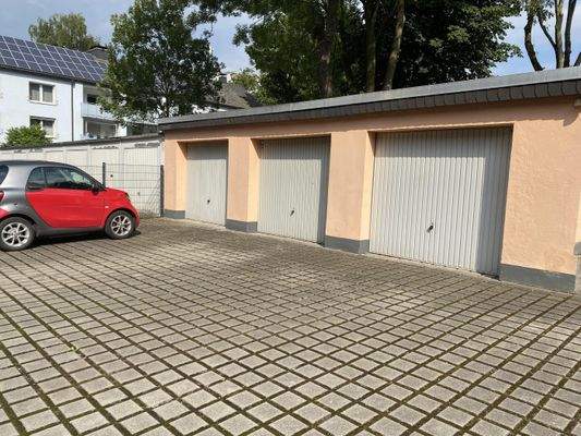 3 Garagen mit Stellplatz davor