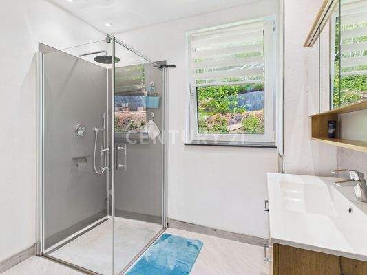 Duschbadezimmer mit Tageslicht