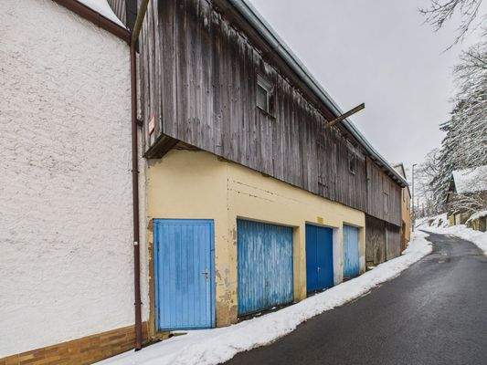 Nebengebäude mit Garagen