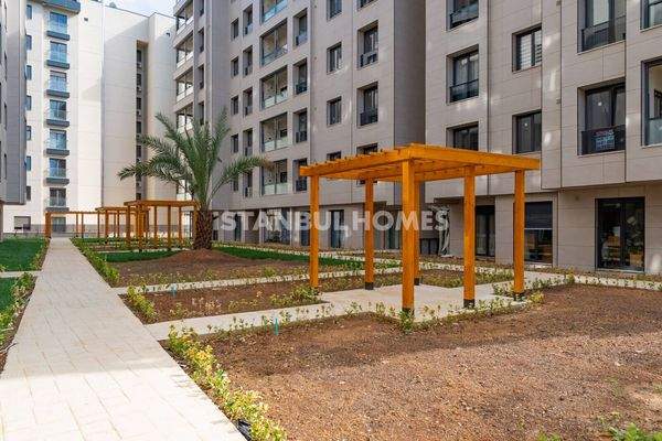 Sea-View Flats with Community Pool in İstanbul Pendik