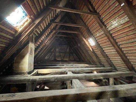 Blick bis unter das Dach_vor Sanierungsbeginn