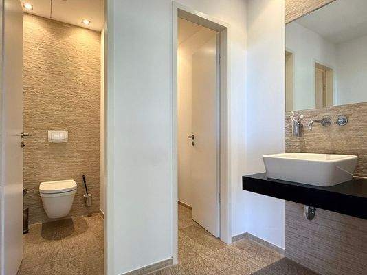 WC mit 2 getrennten Toiletten