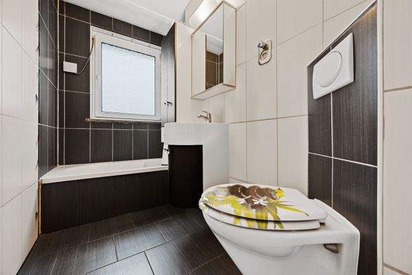 1. OG | Tageslichtbad mit WC, Waschbecken und Wanne