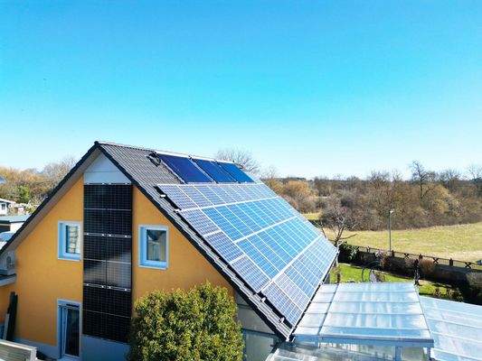 Außenansicht: Solaranlage unterstützt nachhaltiges Wohnen und reduziert laufende Energiekosten