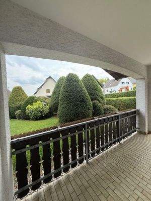 Überdachte Terrasse mit Blick ins Grüne