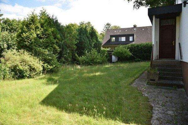 Sonniger Garten mit Altbestand