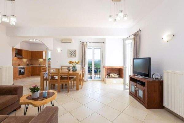 Kreta, Kournas: Spektakuläre Villa mit Tennisplatz nahe des Kournas-Sees zu verkaufen