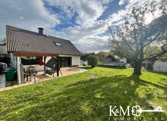 Hausansicht mit Garten