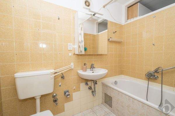 Badezimmer mit Wc, Wanne und Oberlichte