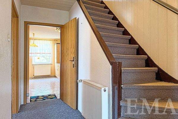 Flur mit Treppe ins Dachgeschoss