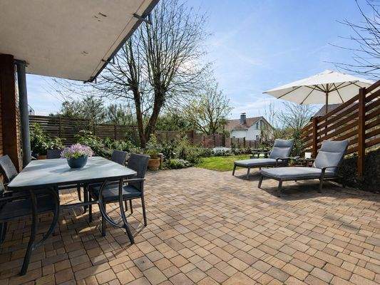 Terrasse (KI möbliert)