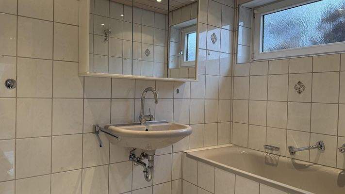 Bad mit Wanne und Fenster