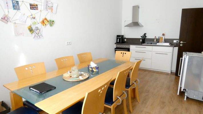 Essbereich mit Einbauküche