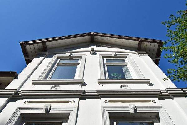 mit gut erhaltenem Gesimsband 