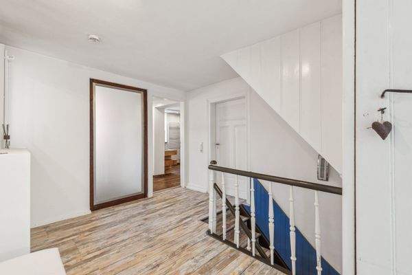 Treppenaufgang von unten und Flurbereich_OG