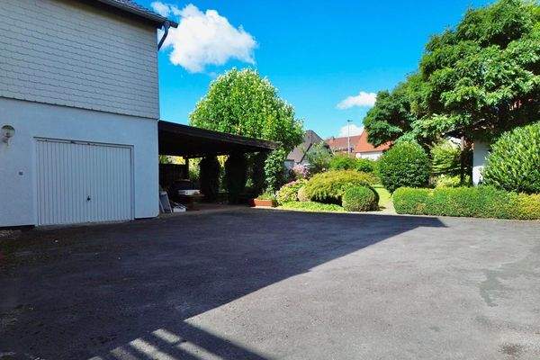 Innenhof mit Garage und großem Carport