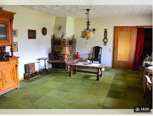 12 Wohnzimmer mit Kachelofen UG